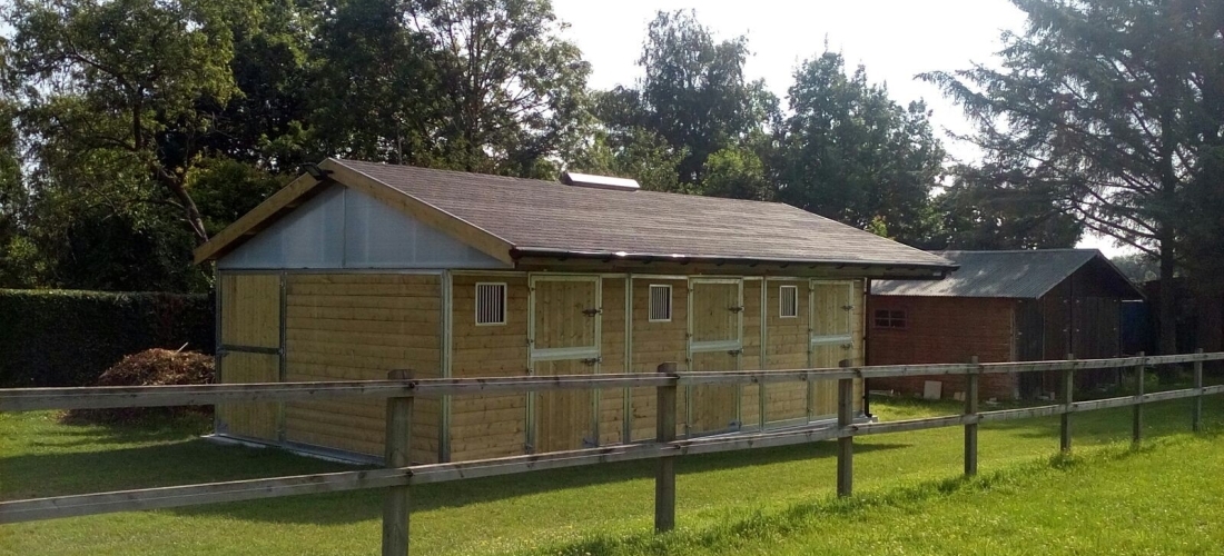 Buitenstal met achtergang