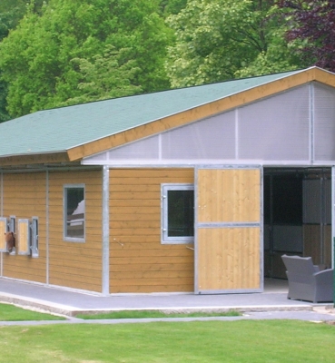 Buitenstal met tussengang